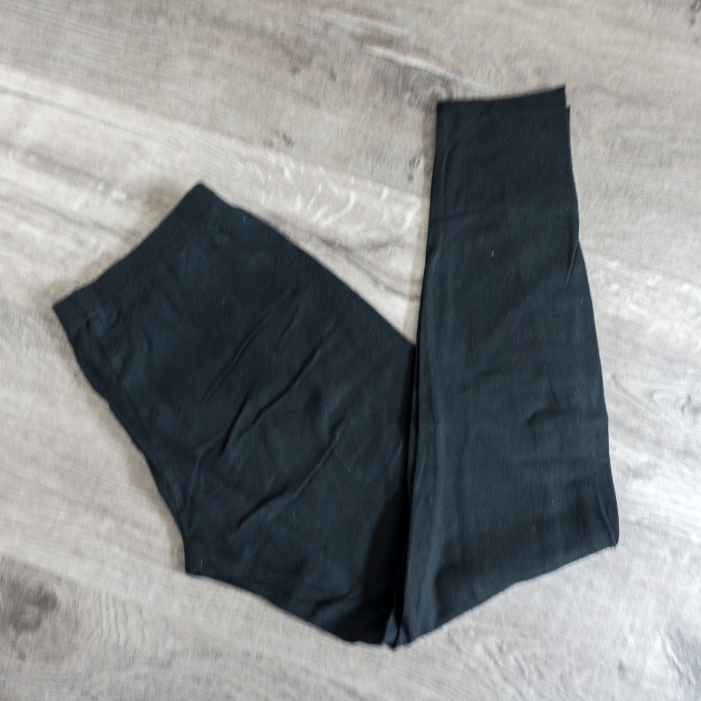 Capri-length black leggings